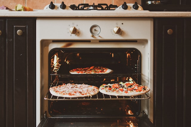 hvor lang tid skal en frysepizza have i ovnen